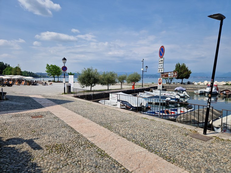 Hafenplatz am Südufer in der Mittagssonne
