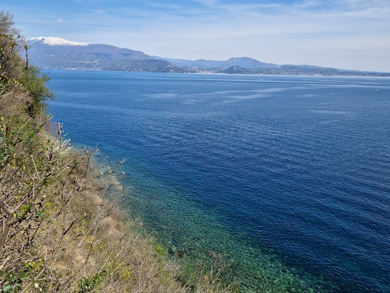 Blick von der Höhe auf das tiefe Blau des Sees